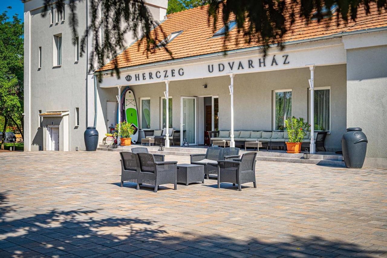 Herczeg Udvarhaz Poroszlo Ngoại thất bức ảnh